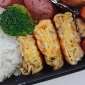 お弁当に♡肉そぼろ入り卵焼き